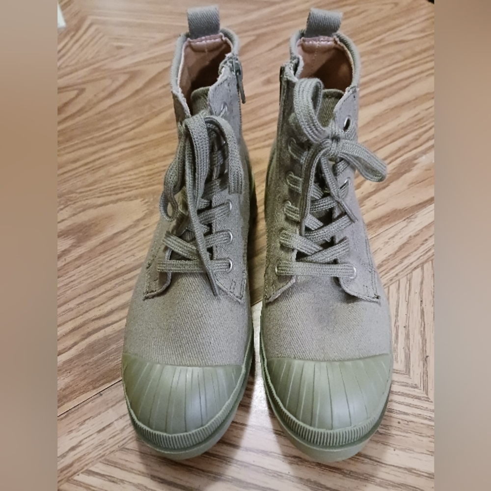 Women's khaki green army type boots sz 7. NWOT